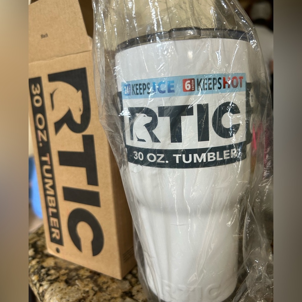 white rtic 30 oz tumbler with extra lid and handle